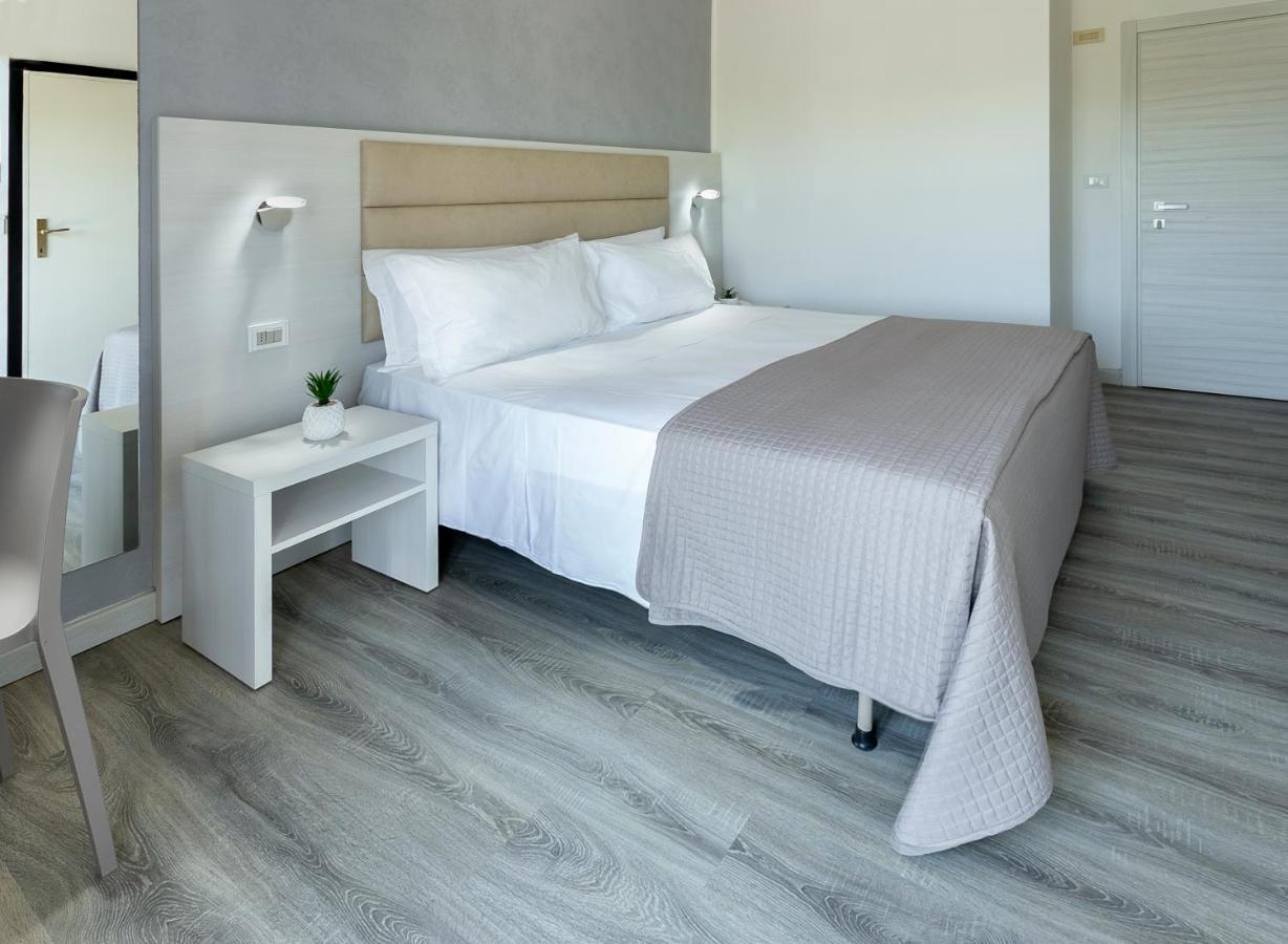 Hotel Zanarini In Centro A 里乔内 外观 照片