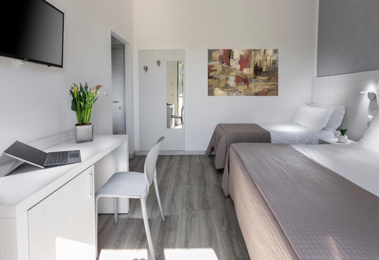 Hotel Zanarini In Centro A 里乔内 外观 照片