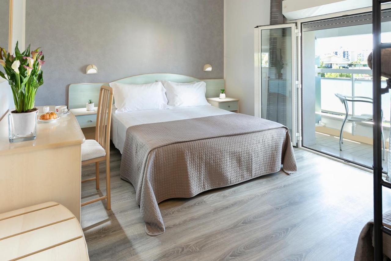 Hotel Zanarini In Centro A 里乔内 外观 照片