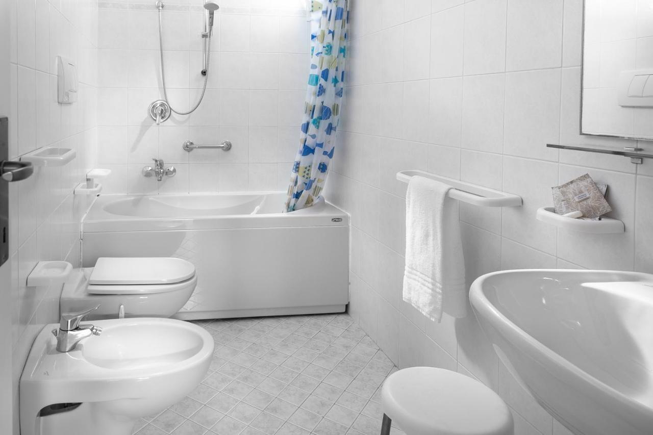 Hotel Zanarini In Centro A 里乔内 外观 照片