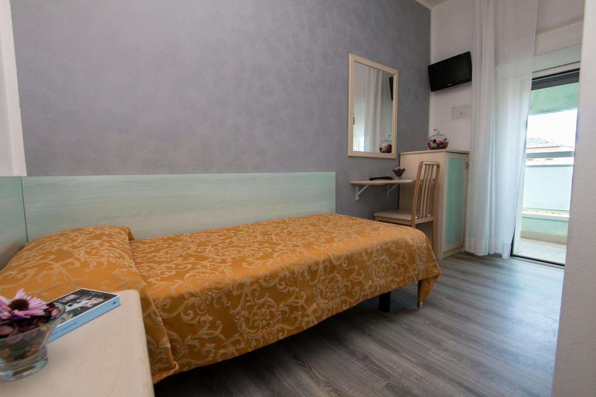 Hotel Zanarini In Centro A 里乔内 外观 照片