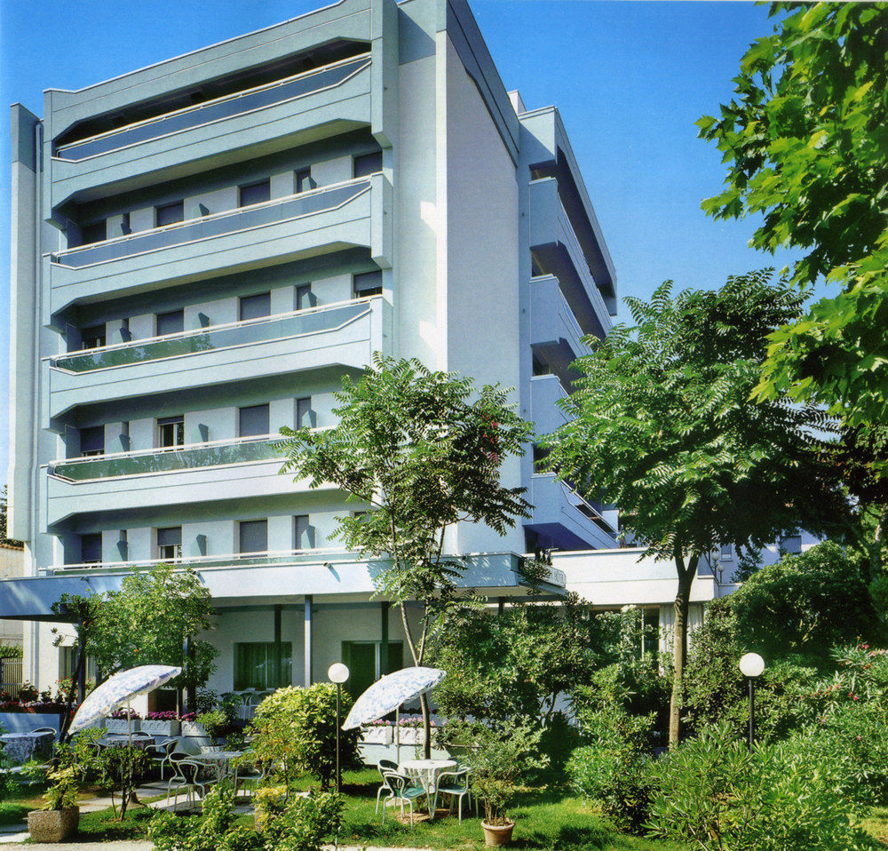 Hotel Zanarini In Centro A 里乔内 外观 照片